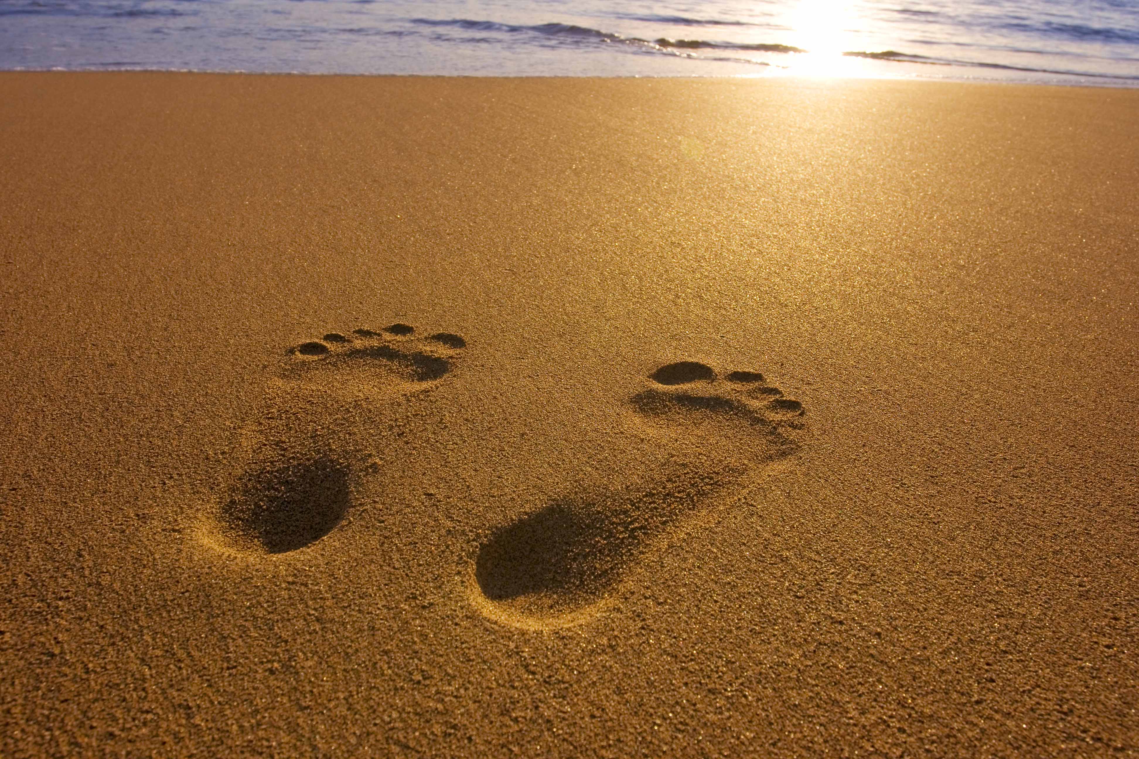 Следы на песке слушать. Следы на песке. Следы человека на песке. Пляж следы на песке. Следы на песке у моря.